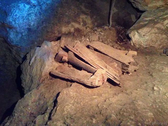 洞窟に埋葬された山積みの棺たち