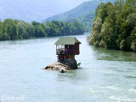 川の中に建つ家?!セルビア国境に浮かぶドリナ・リバーハウス