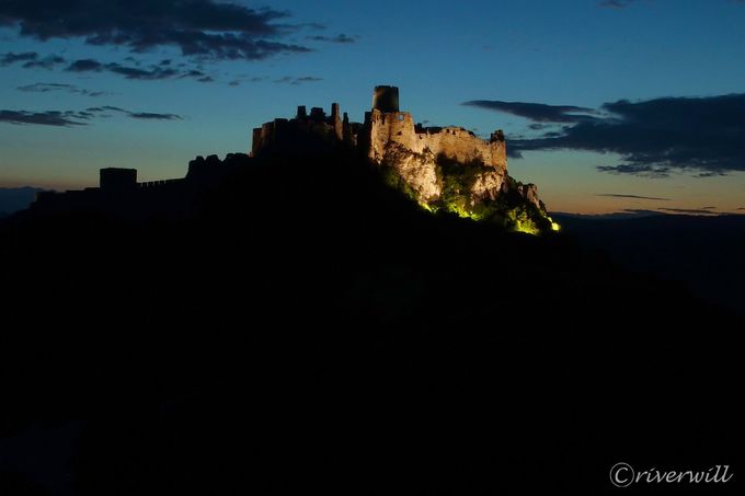絶景スピシュ城は夜景、朝日がおすすめ