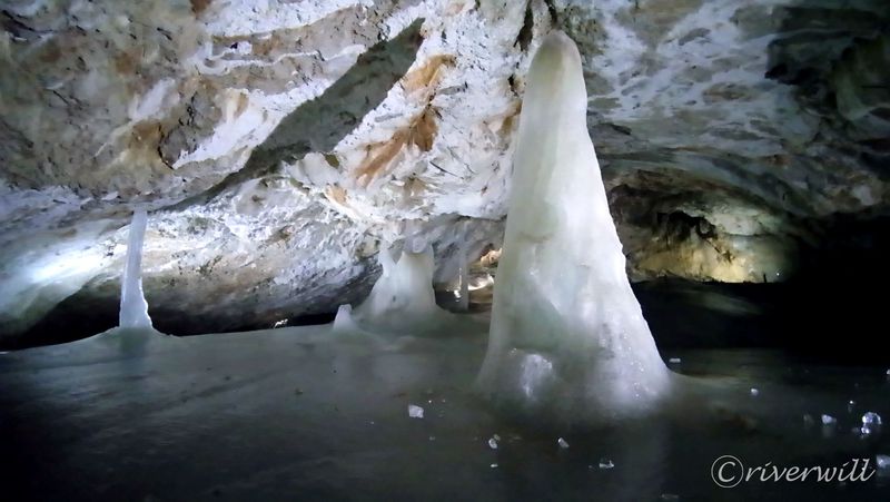 真夏もひんやり万年氷！スロバキア世界遺産ドブシンスカ氷穴