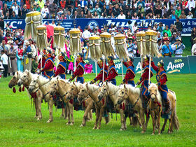 モンゴル最大の祭典「ナーダム」相撲に弓馬、男たちの熱き闘い！
