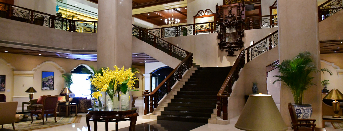 �}�J�I���s�X����ɂ��E�߂̃z�e���u�O�����h�E���p�E�}�J�I�v