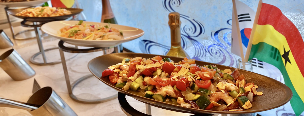 �J��1���N�I�_�u���c���[by�q���g������̃r���b�t�F�ŐH�̐��E���s