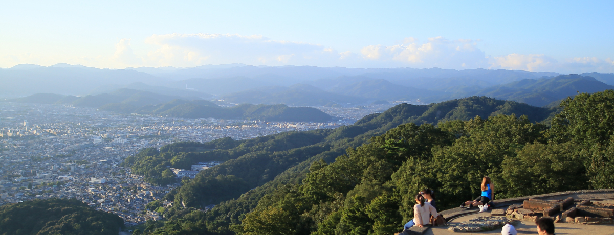 ��i�Ɏl�G�܁X�̖��́I�l�X�Ȋ�������鋞�s�̑啶���R�ɓo�낤�I