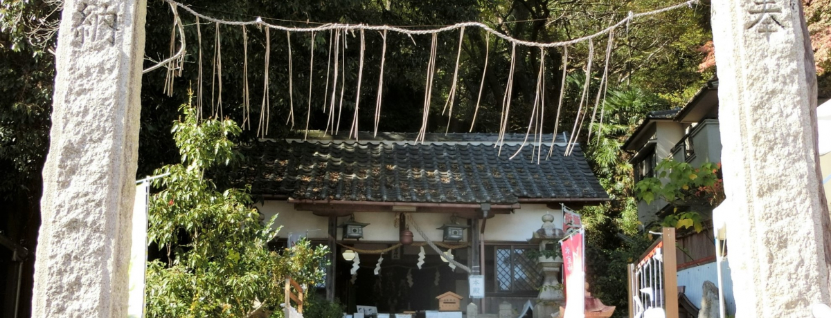 ���ʂɃR�~�b�g�n�̉����ѐ_�Ёu�X���_�Ёv�͐_�ˋ��w�̗����p���[�X�|�b�g