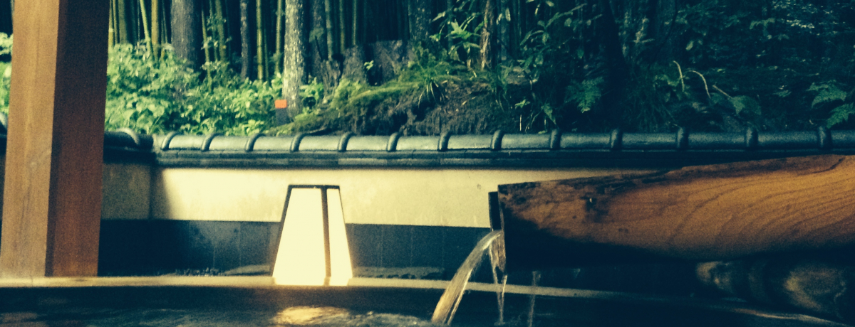 V̔鋫ɂӂR̒̈ꌬhIܓ򋽁w {ځx