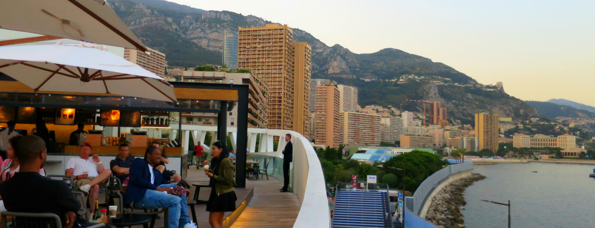 ���E�ň�ԃG���K���g�I���i�R�̃X�^�o�͗[��ꎞ�����}���`�b�N