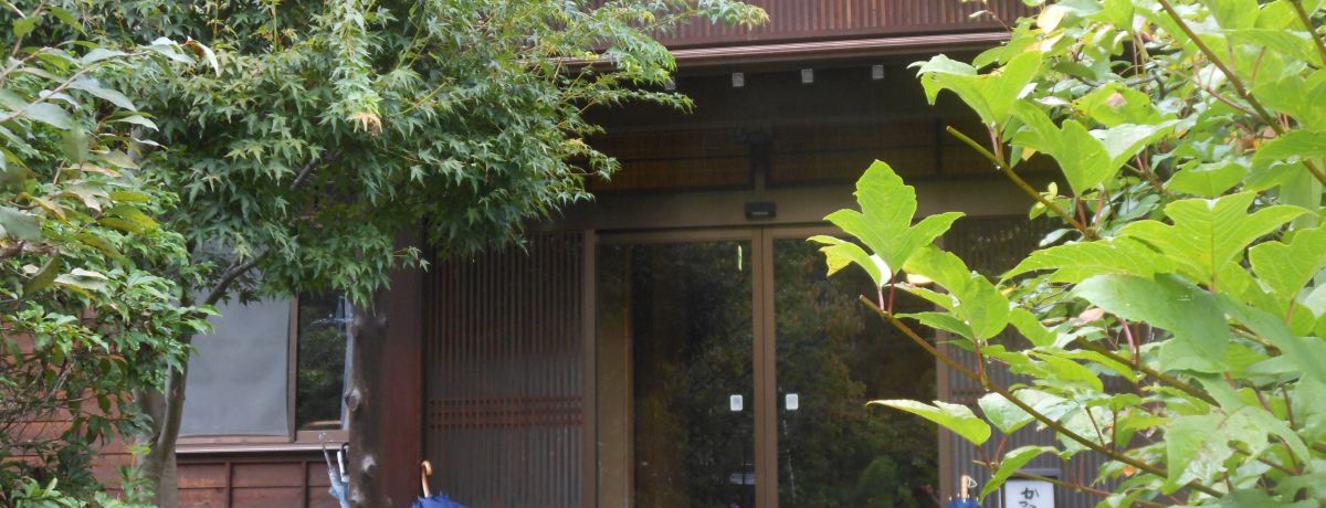 ���ꂼ�M�B�̖����I����������E�ۗ{�̏h�u���痷�فv