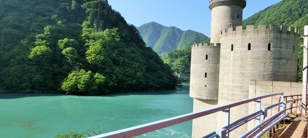 �G�������h�O���[���̐�i�������u�������J�g���b�R�d�ԁv�́A�X���������_�I