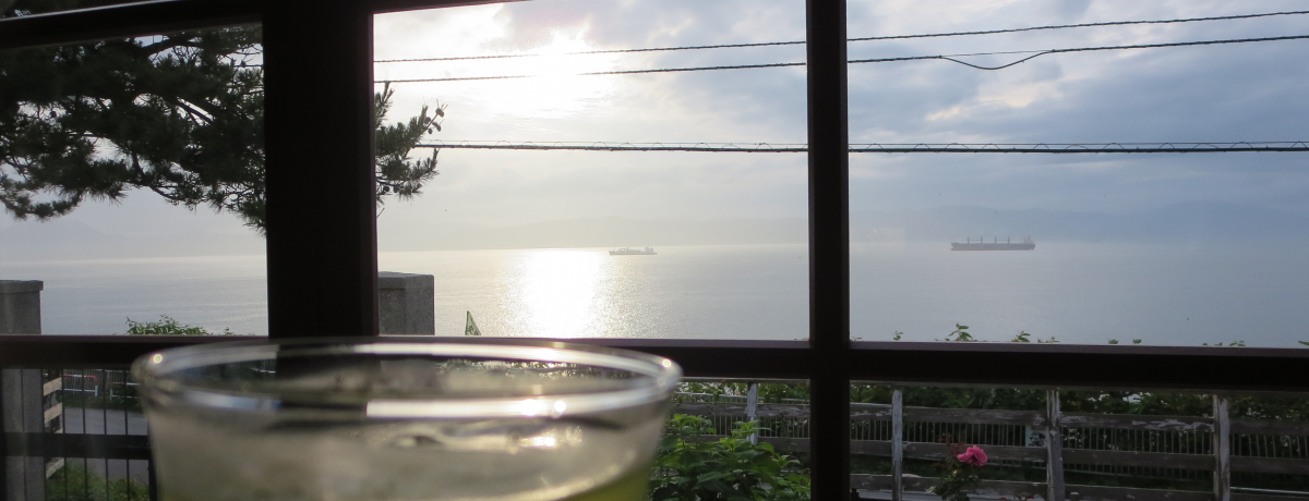 ���فu�e�B�[�V���b�v�[���v�ŁA�I���S�[���̉��F�Ɠ��{�����B