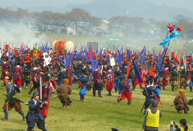 ����700�l�̐쒆������I�đ�u�㐙�܂�v�㐙�R�ƕ��c�R�̎������h��