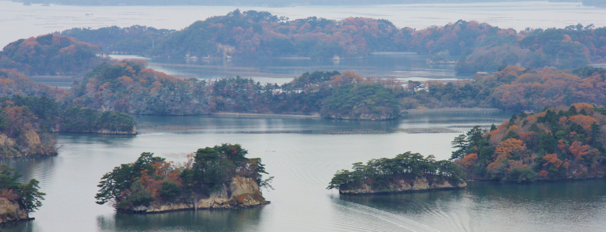 ���{�O�i�����̒��]�ƎO���̊C�̍K�����ԉ������Y�������s���