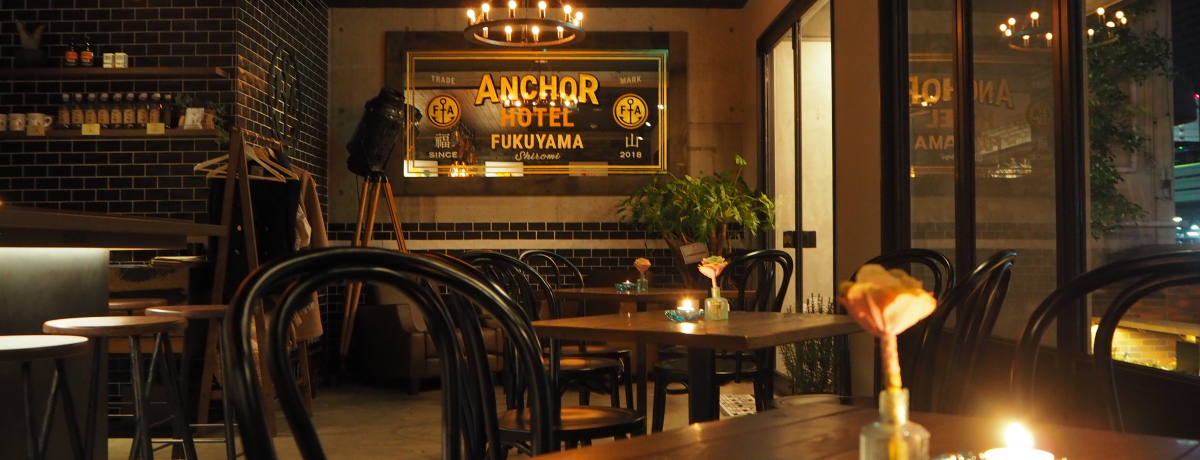 ���R�w�k���E��l�̂R���X�`�W���Y�J�t�F���o�[�ɌÖ��ƃo�[