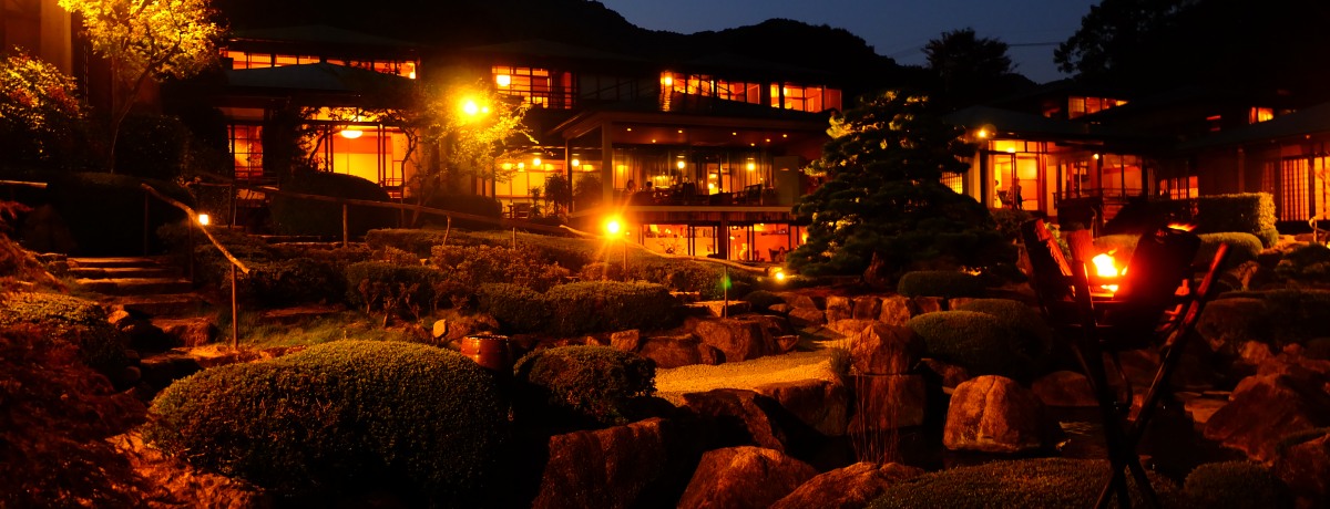 �~�V�������ō������N�]���̍L���u�Β��v�͗����ꂽ��l�𗸂ɂ��銰���h