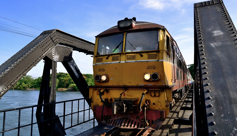 ���ɂ����鋴�̕���I�J���`���i�u���[�̃N�E�F�[��S���i�^�C�j�ŗ��j�ɐG��闷�I