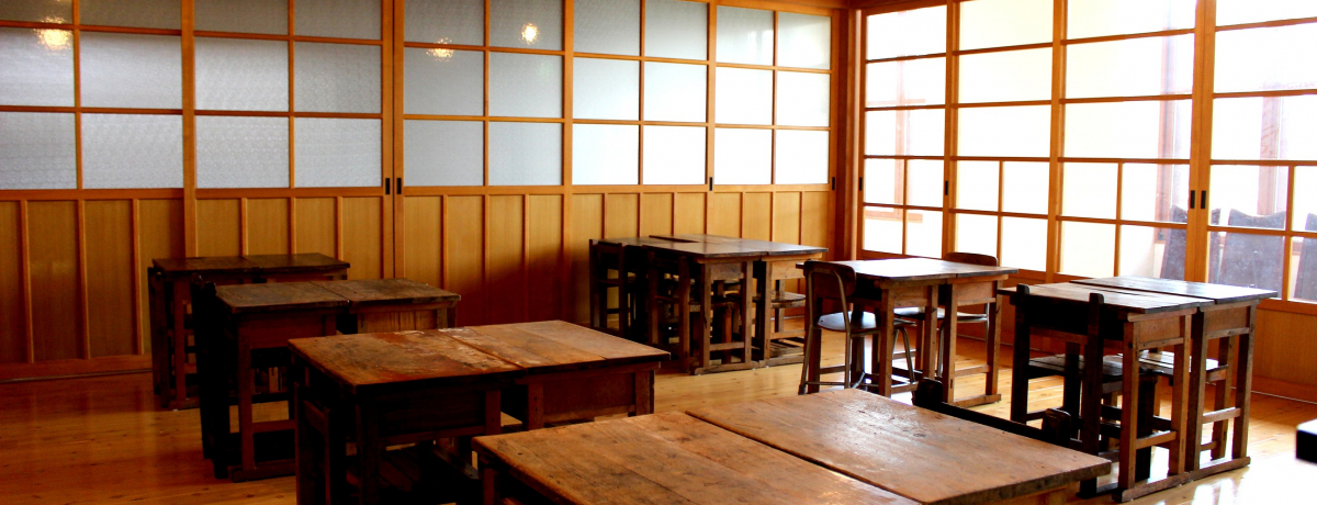 H`͕KHIREOZɂӂꂠ̗uwZvŔx[̕󕨂Əo