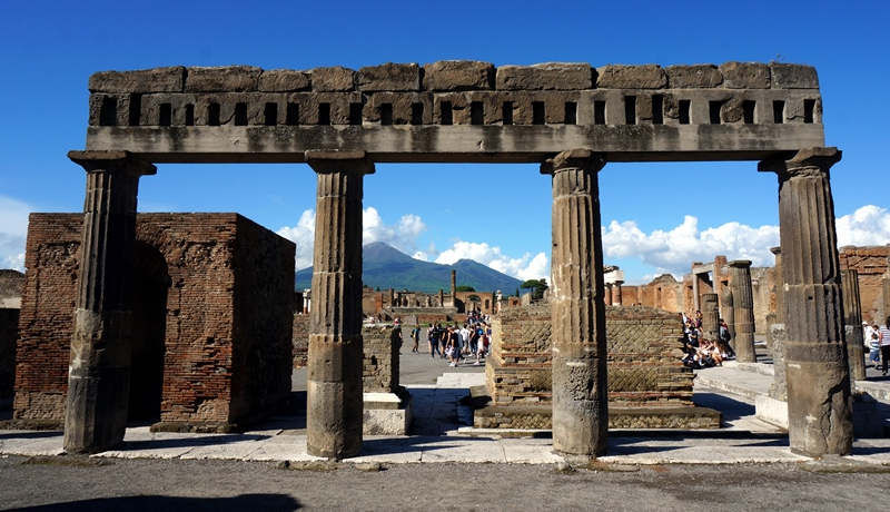 ���E��Y�|���y�C�B�ΎR�D�ɖ�����Ă����^�C���J�v�Z���̊X�ŌÑネ�[�}���U�􂷂�I