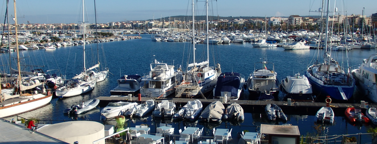 ɁETf[j̏ǂɈ͂܂ꂽ`AQ[ITS̓XԏȃoZi