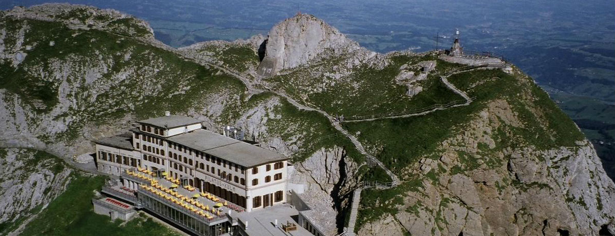 XCXɖS`̎RIsgDXR̐iƃnCLO