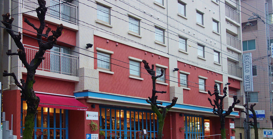 �{��̒��S���A�����ɂ��אڂ���u���K���z�e���{��v