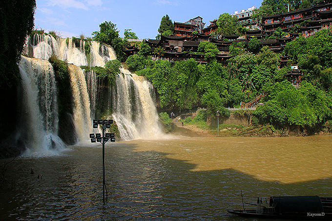 �f��w���u���x�̕���I�����u�����i���u���j�v�ŏ�����������炷���g���ȑ����U��