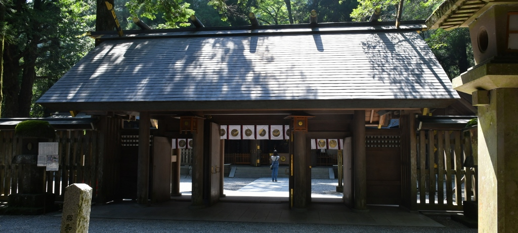 �����̋{���Q�q���Ĕ��S���̐_�X�̐��𕷂��I�����u�V��ː_�Ёv