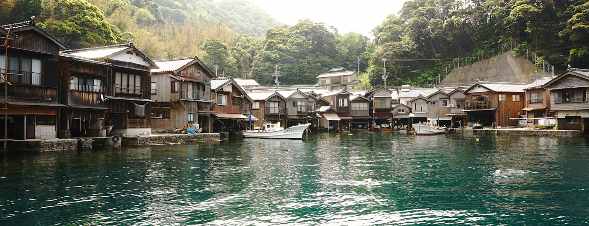 �C�̋��s�E�O�㔼���ɍ��p�̐Â��ȓ���]�ɕ����ԁu�M���v�ɔ��܂낤