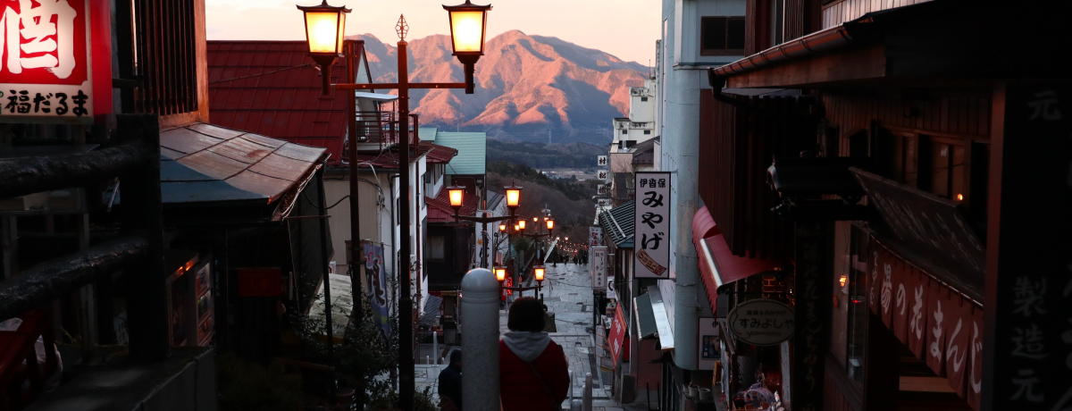 �ɍ��ۉ���̃��g���Βi�X�ƃ��[�v�E�F�C�ŏオ���i�̗�