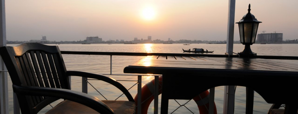 �v�m���y���̊X�ɒ��ޗ[���𒭂߂Ȃ���y���ރ��o�[�N���[�Y