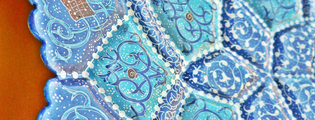 �A���u�̓`���I�Ȓ��H���������y���ށB�h�o�C�o�X�^�L�����j�n��́u�I���G���g�Q�X�g�n�E�X�v