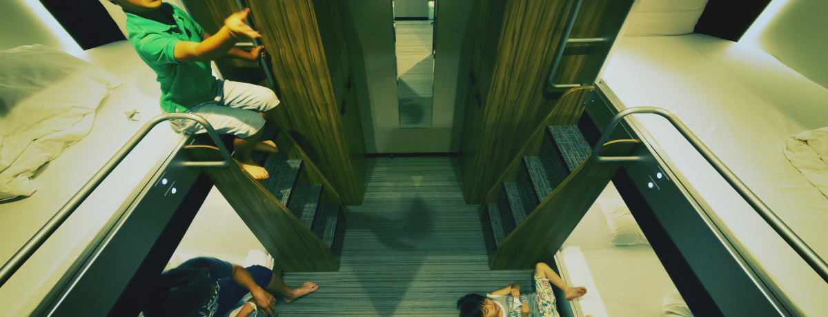 �i���n�J�v�Z���z�e���ŃL�����v�C���I�O���[�o���L���r�����l���؊X