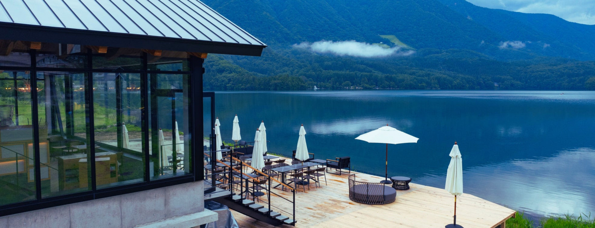 ����E�،ΔȂ̐�i�J�t�F�Iao LAKESIDE CAFE�ɏt���j���[���o��
