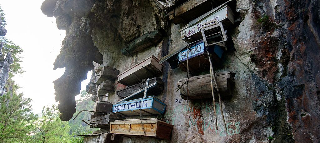 �R�ɒ݂邷��!?�t�B���s���E�T�K�_�̊���Ȗ������K�u�n���M���O�E�R�t�B���v