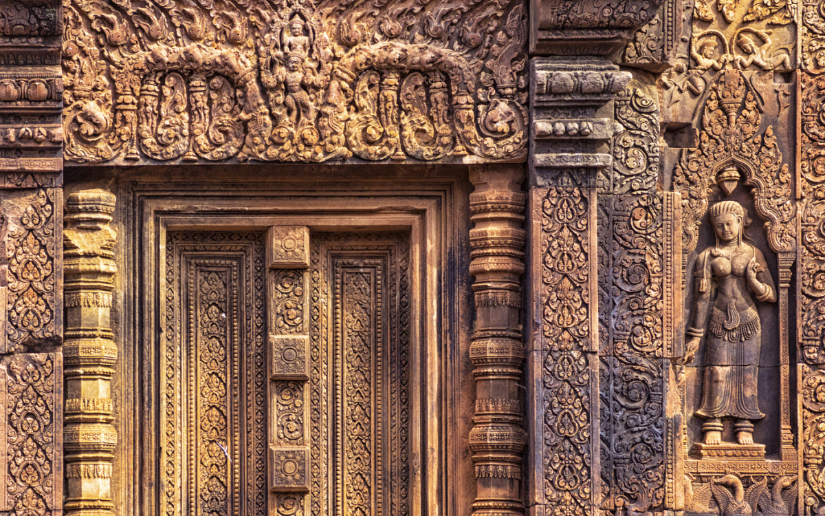 カンボジア美術の至宝！アンコール「バンテアイ・スレイ遺跡」珠玉の