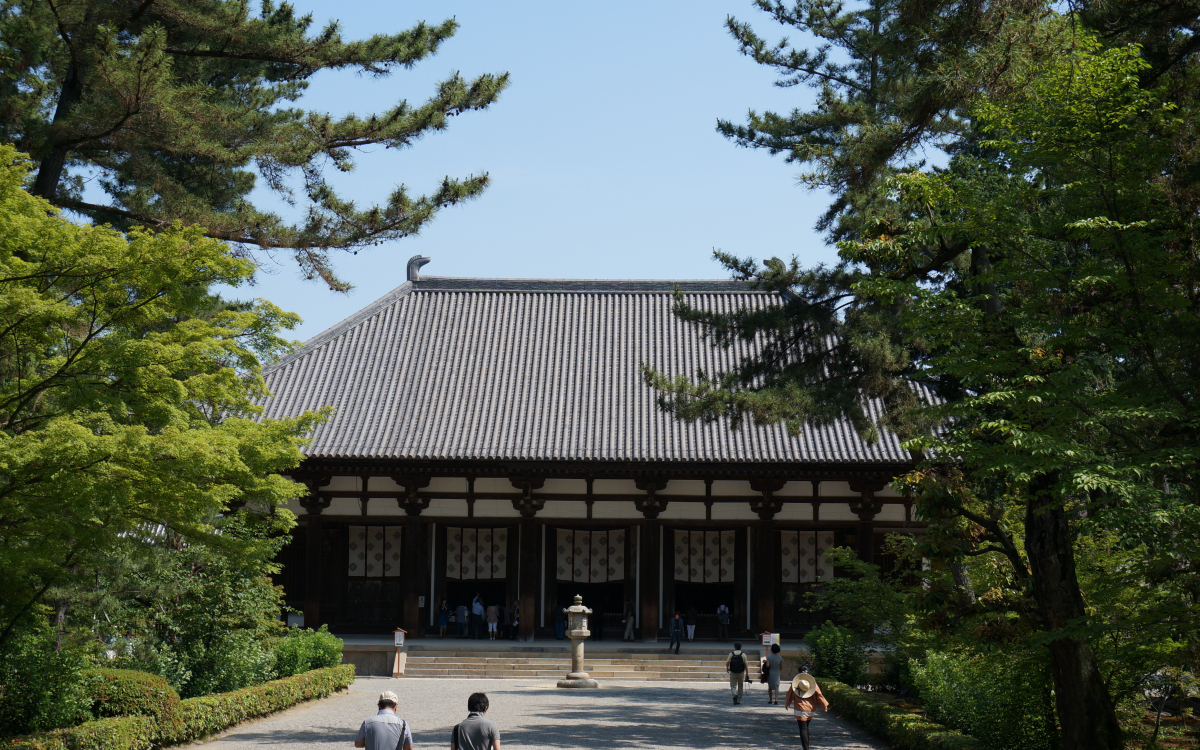 奈良・唐招提寺の天平の甍（いらか）は、鑑真和上の不屈の精神を今も
