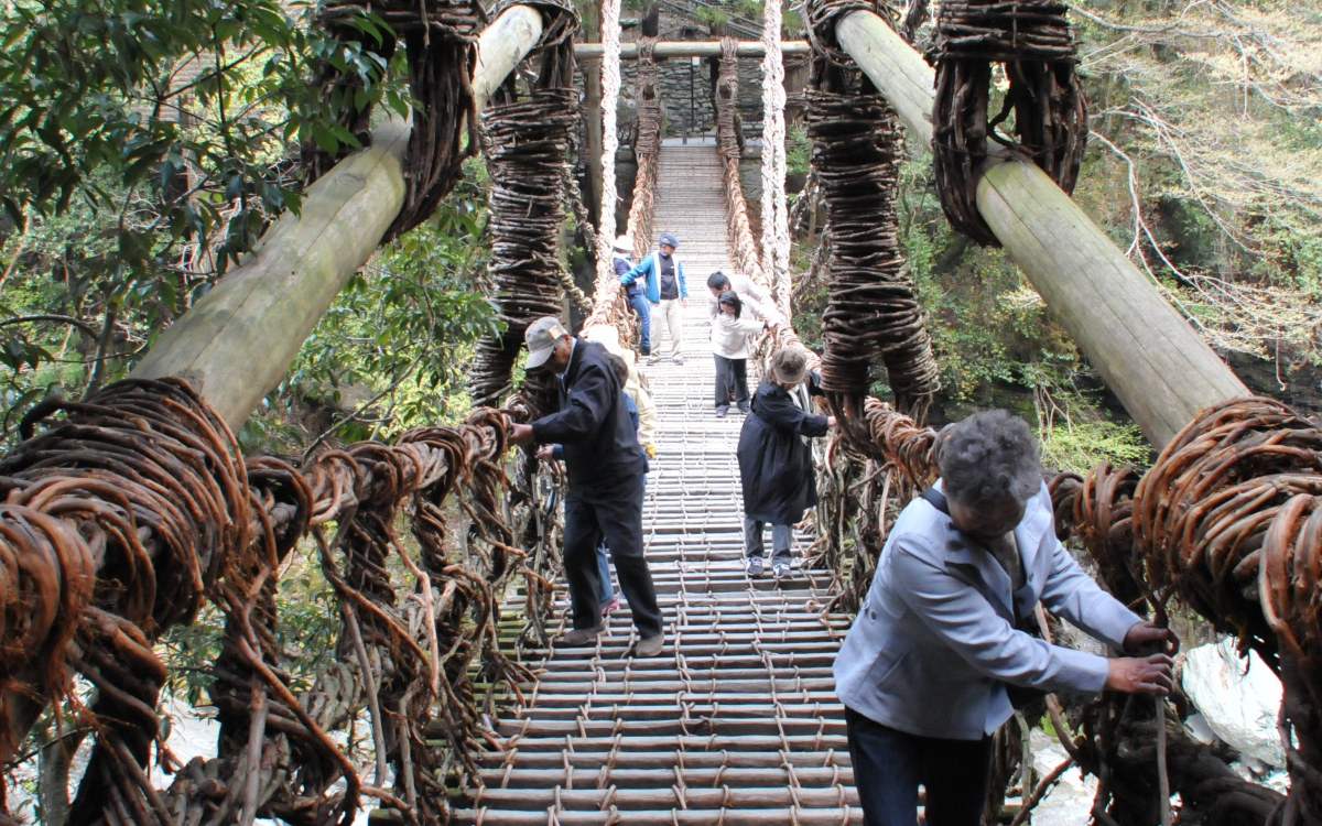 日本三奇橋、徳島・祖谷のかずら橋はスリル満点！ | 徳島県 | トラベル