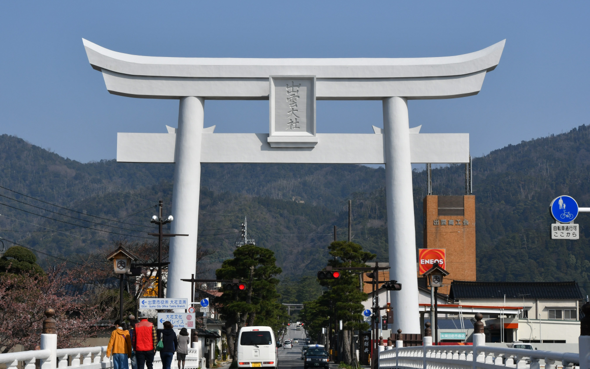 出雲大社、一から四まで全ての鳥居をくぐり縁結びのご利益アップ 