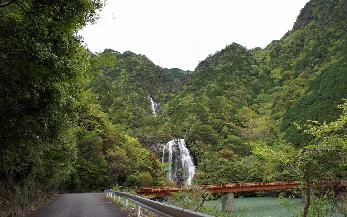 道路脇に隠された滝を探せ！国道425号はまさに滝ロード ～かくれ滝