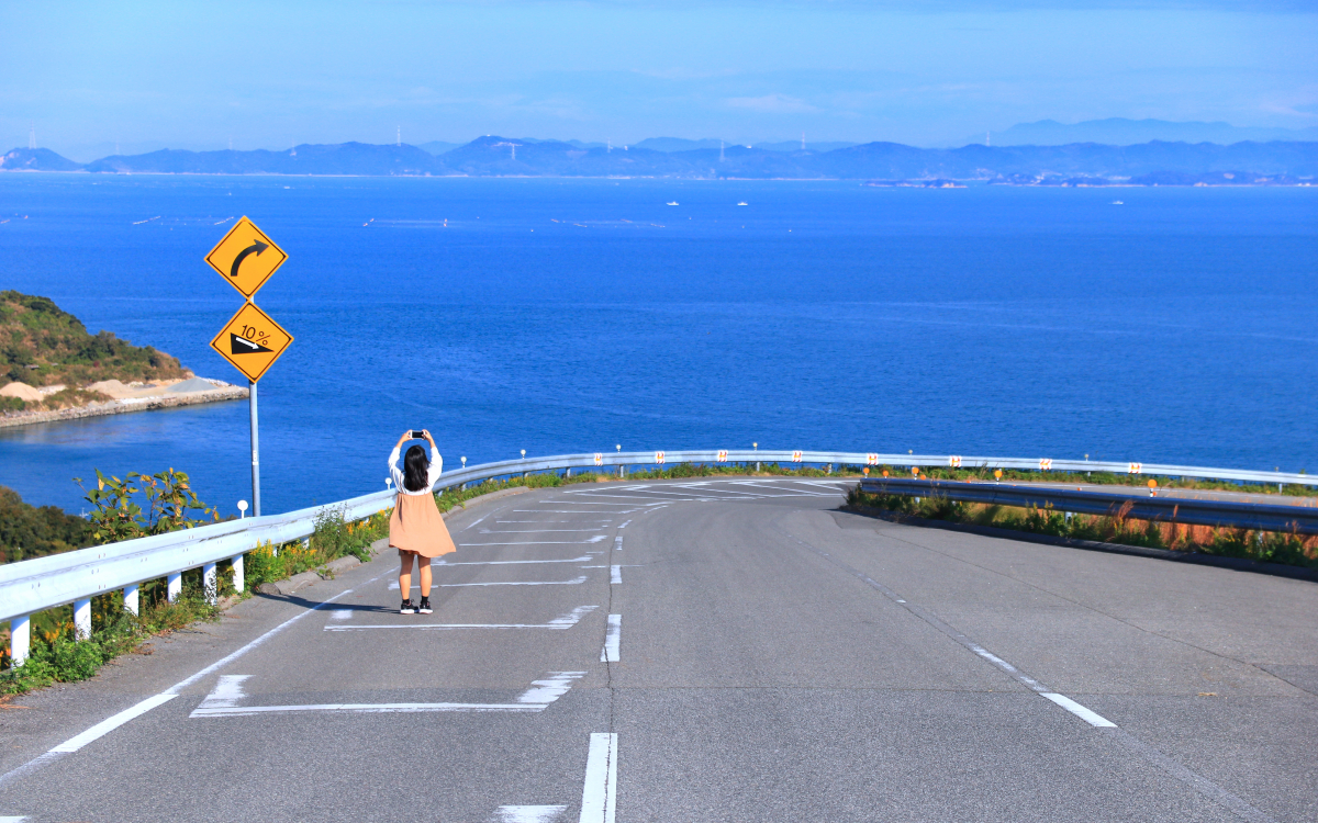 瀬戸内海屈指！香川県豊島「海へ飛び込む道」が凄い | 香川県