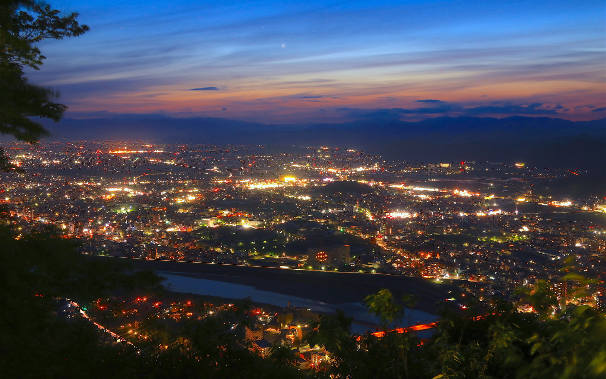 非日常の感動を！岐阜「金華山」ナイトハイキングで夜景鑑賞 | 岐阜県 