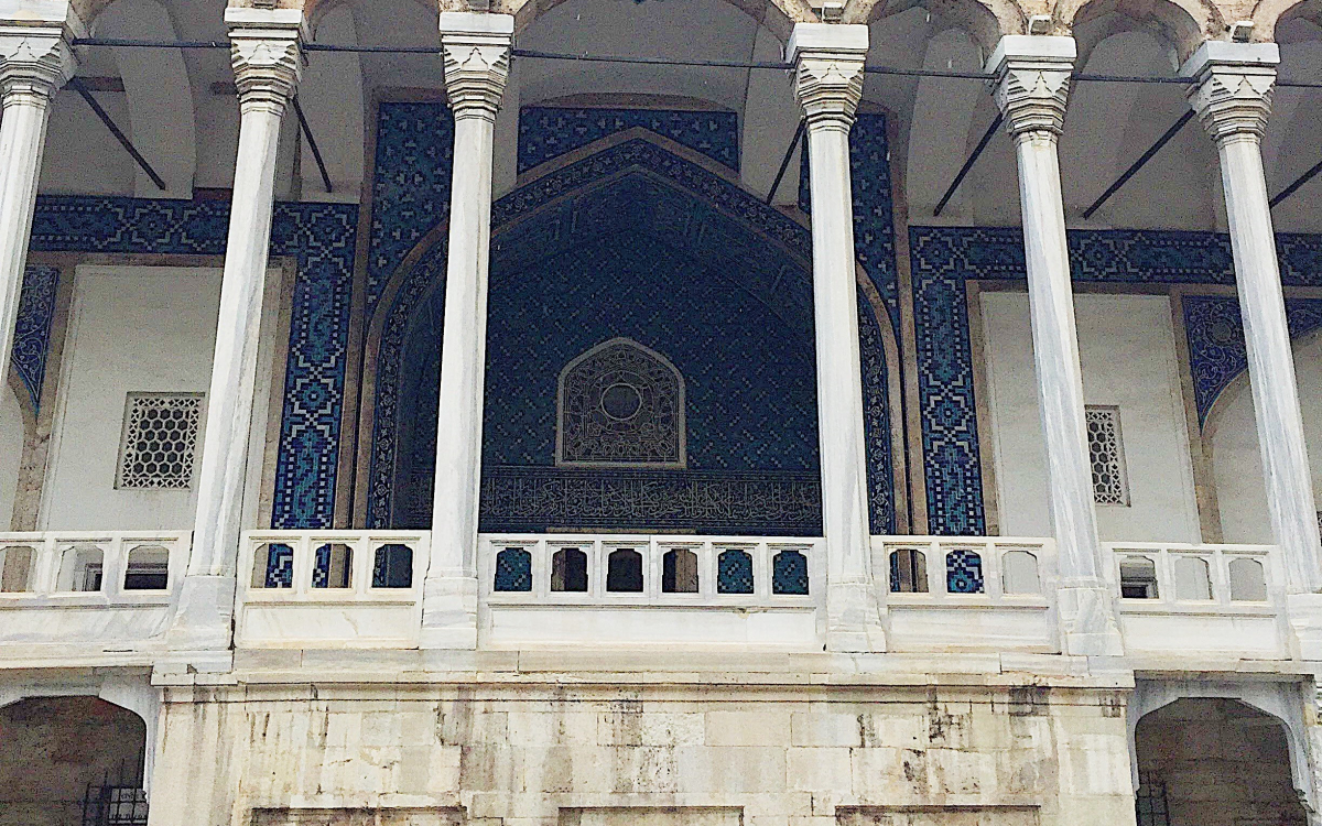 青のエントランスが美しい！イスタンブール「装飾タイル博物館