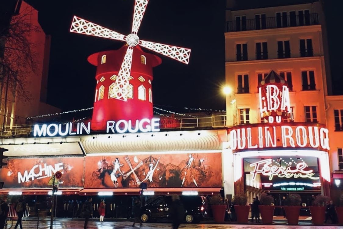 伝説のキャバレー「ムーラン・ルージュ」でロマンティックなパリの夜を