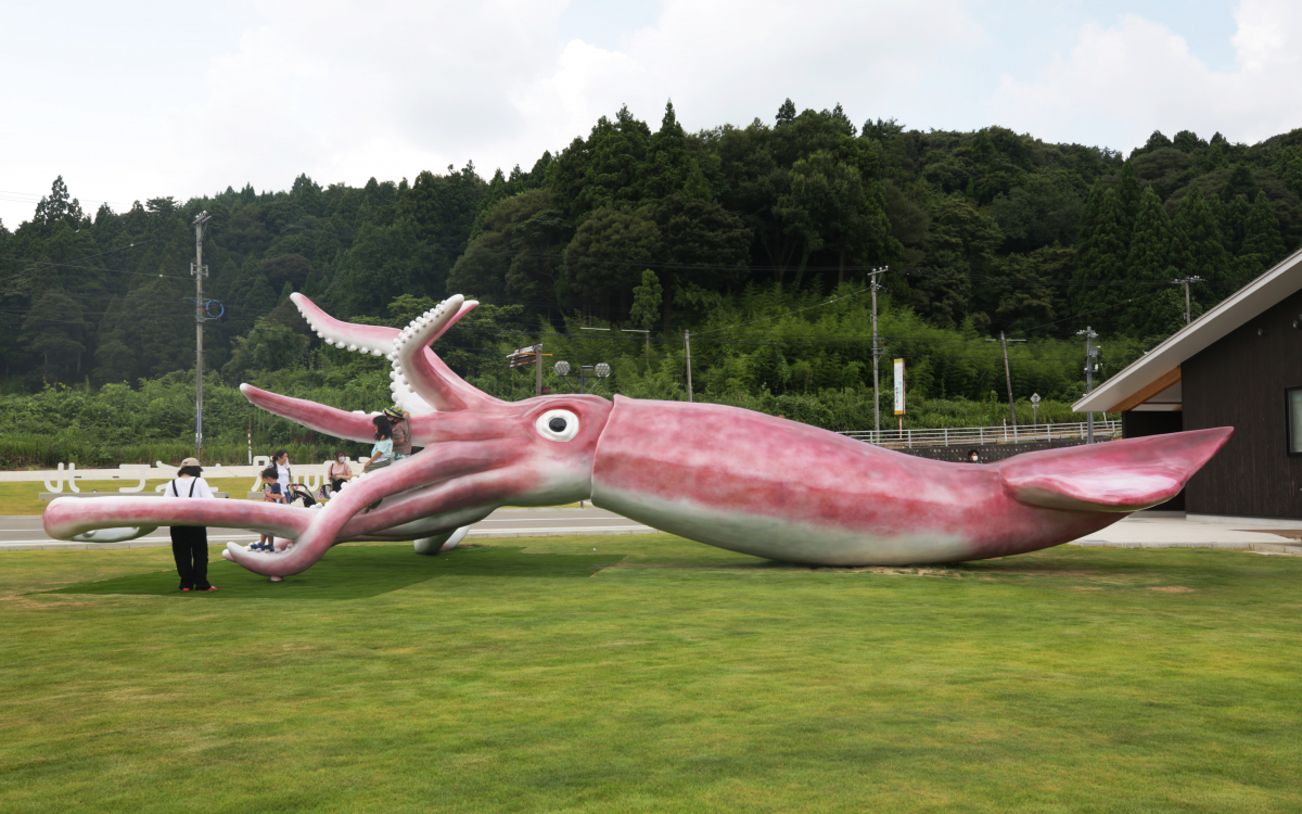 巨大イカが横たわる「イカの駅つくモール」石川県奥能登の新名所となる