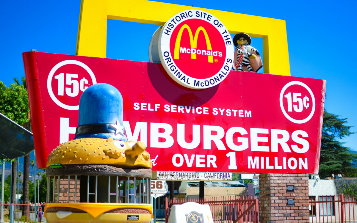 【マクドナルド】　ライト付きセラミックレストランとロナルドとマクドナルドのバン ロナルド・マクドナルドがマクドナルドのレストランの外でベンチに座っ