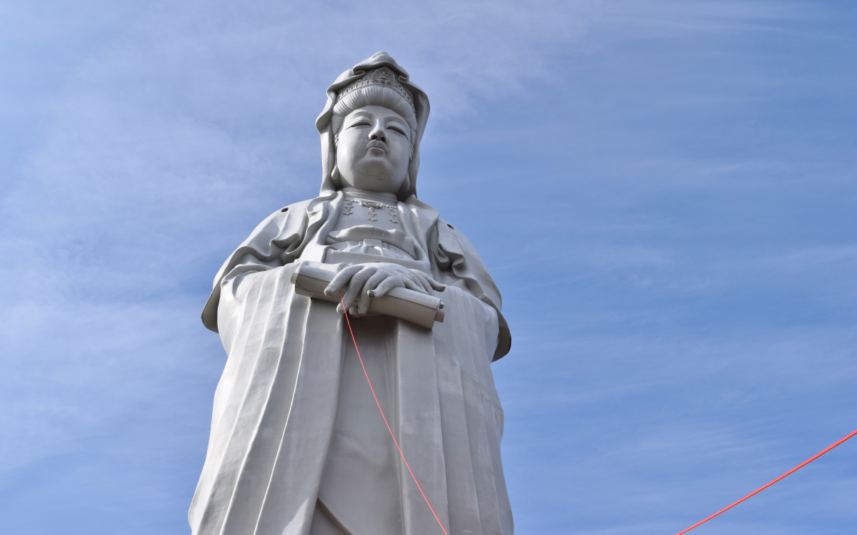 観音様の縁結び！高崎白衣大観音・慈眼院「赤い糸祈願祭」 | 群馬県