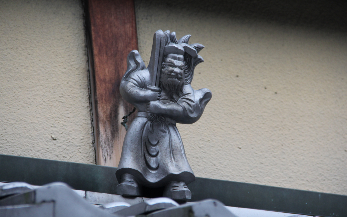 京町屋の小さな守り神「鍾馗さん」を探して、京都の街並み散策を楽し