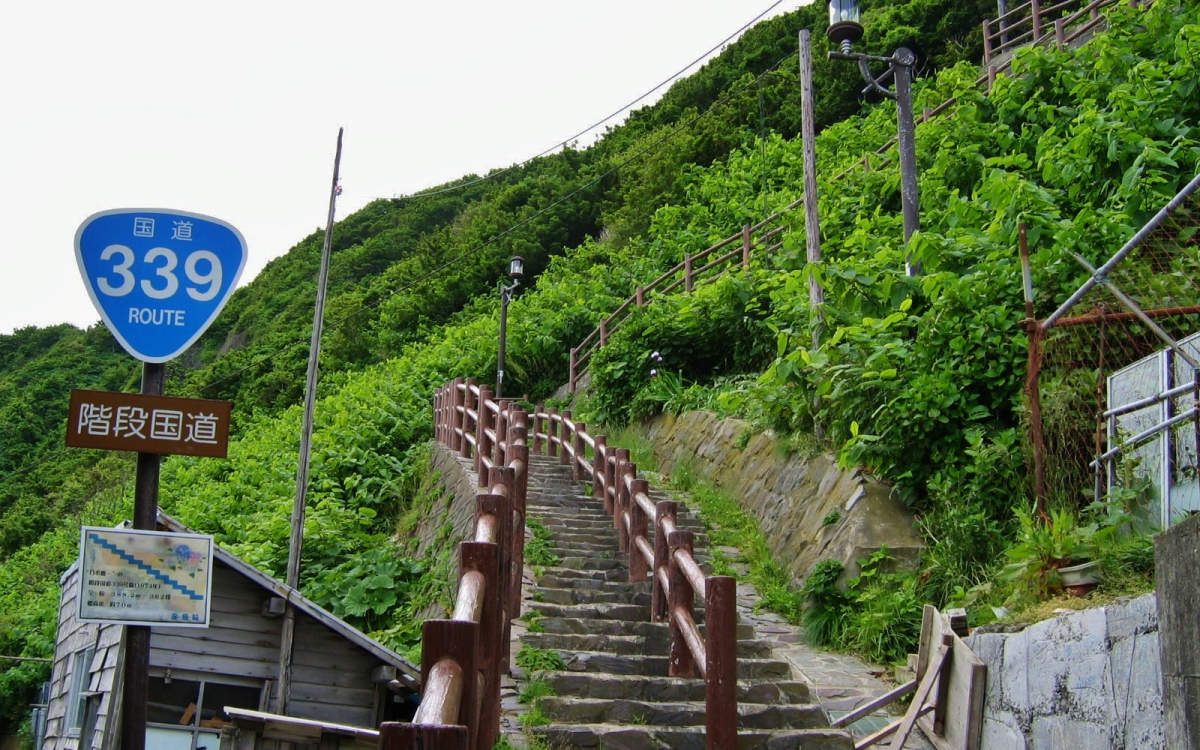 日本唯一!?車が通れない「階段国道」が青森県竜飛岬にある | 青森県
