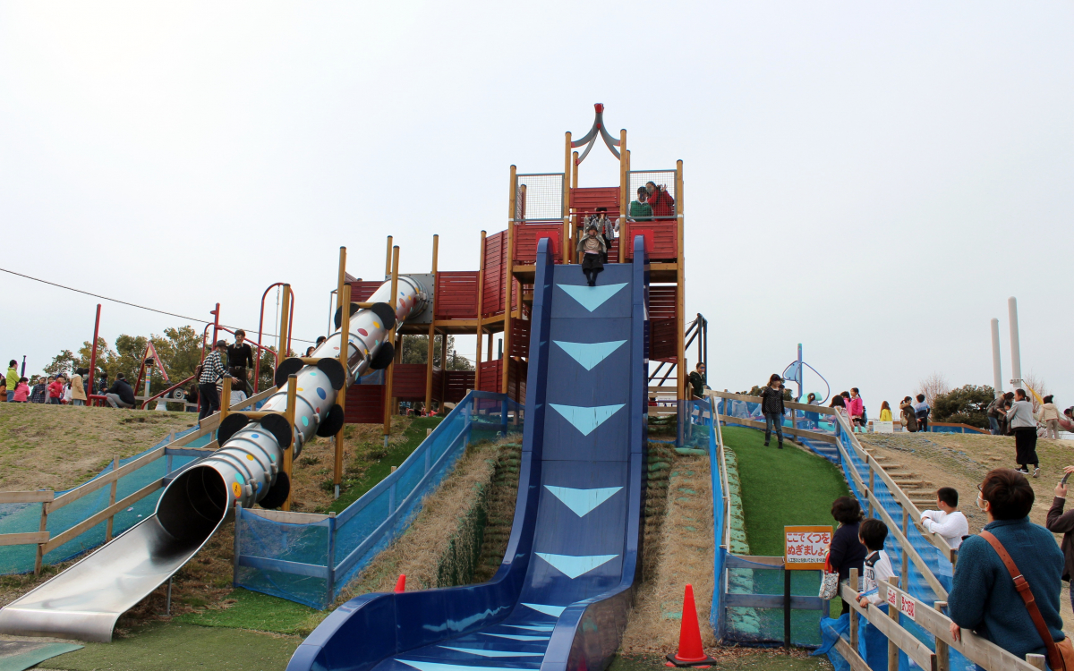 滑り台 びわ湖こどもの国」の垂直落下式滑り台が怖すぎて話題！ | 滋賀県