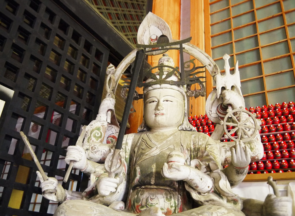 神の住む島へ！滋賀・竹生島の弁天様と願いが叶う幸せダルマ | 滋賀県