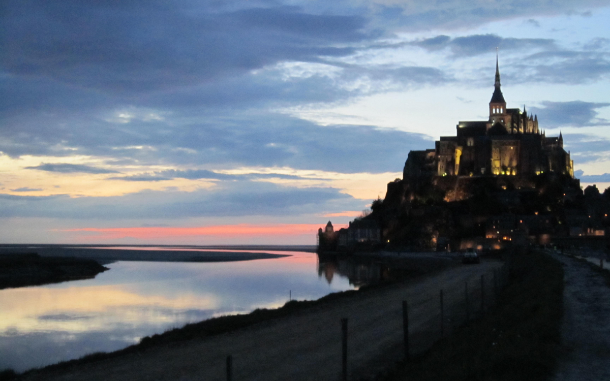 日帰りだけじゃ勿体ない！モンサンミッシェルが描く夕暮れと日の出の美
